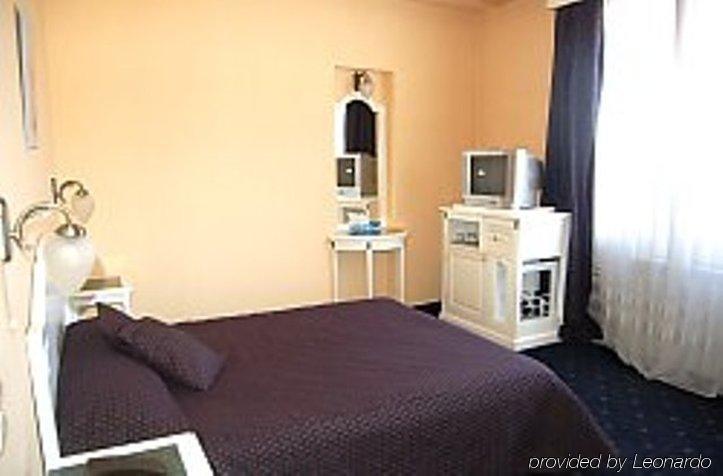 Elite Hotel Oradea Oda fotoğraf